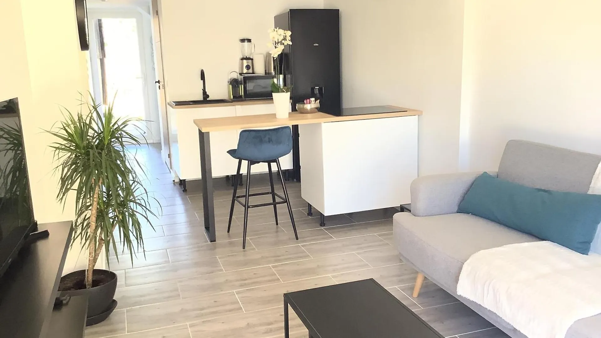 Appartement T2 Proche D'Avignon Au Calme à Les Angles  0*, Les Angles (Gard) France